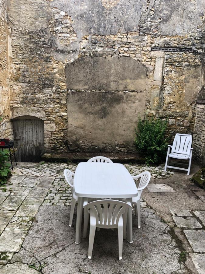 Cosy Appartement Au Plein Centre De Ruffec Ruffec (Charente) Exterior foto